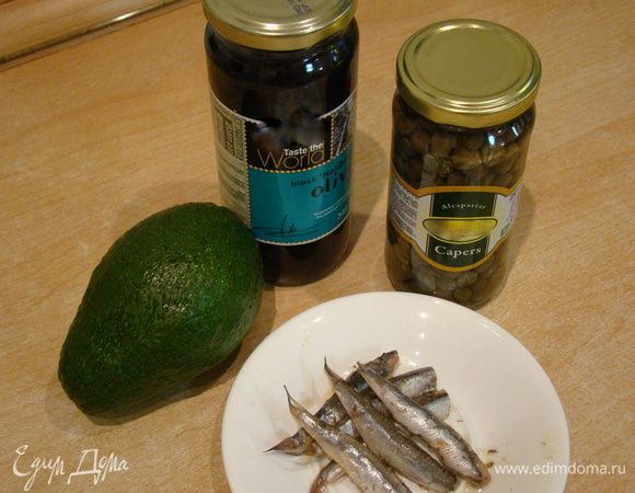 Вот все, что нам нужно для прекрасной закуски! Половинка спелого авокадо, баночка маслин, немного каперсов, маринованные анчоусы и блендер