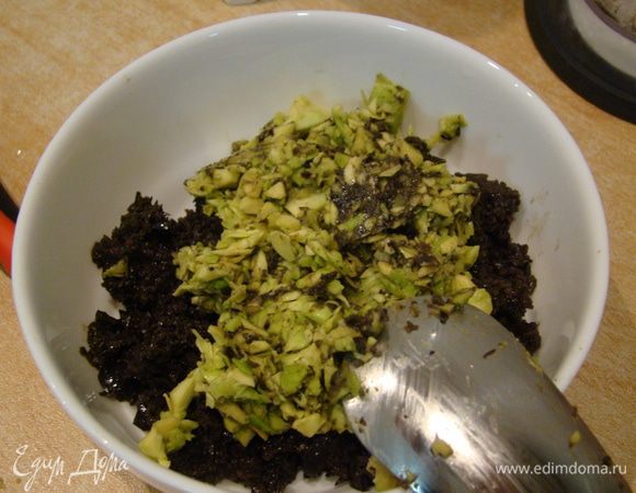 Оливки, авокадо, филе 4 анчоусов, 1,5 ч.л. каперсов перемалываем в блендере 