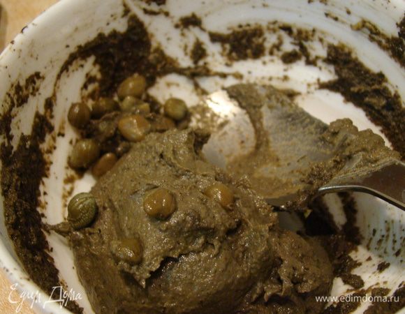 Когда все превратится в пасту - добавляем оставшиеся каперсы, перемешиваем и подаем к столу