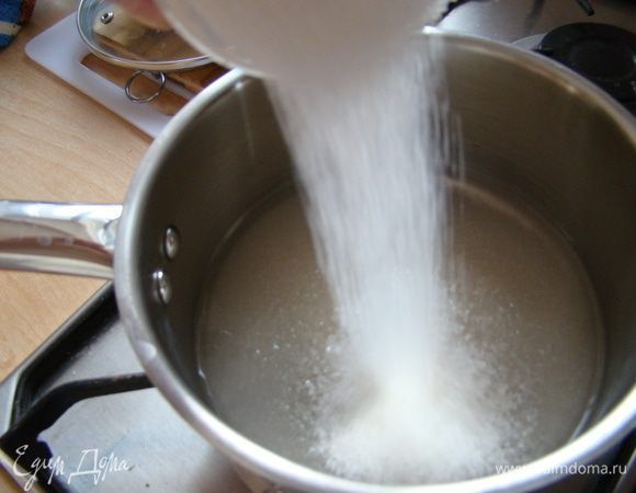 Берем ковш с толстым дном. Всыпаем сахар, воду. Включаем средний огонь
