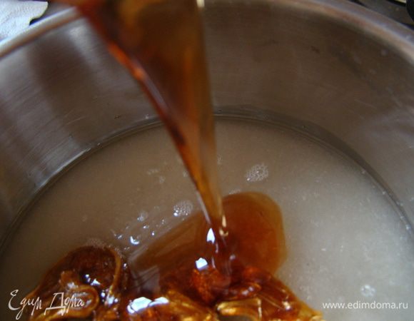Добавляем кленовый сироп и начинаем варить карамель