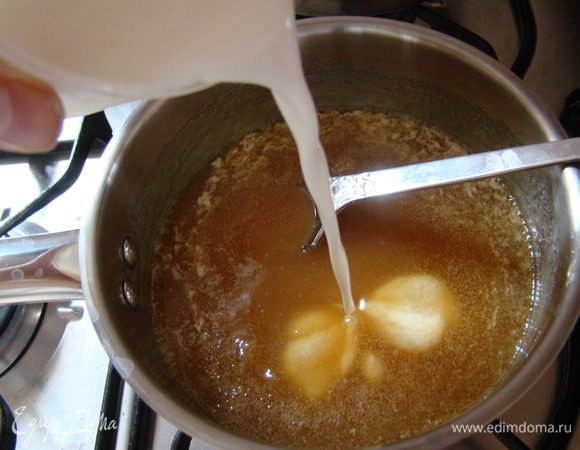 Вливаем жирные сливки, варим 7-10 минут, выключаем, немного остужаем и переливаем в стеклянную банку