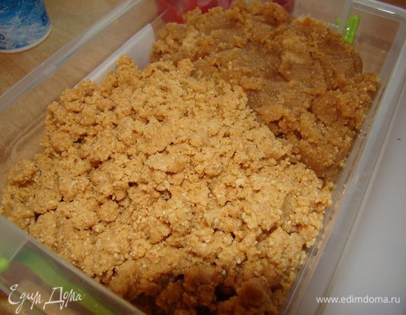 Орехи следует перемолоть с мукой, добавить мед и масло - хорошо все соединить. ------ предварительно орехи обжарить в духовке до красивого золотого цвета, так вы только улучшите вкусовые и ароматические свойства арахиса