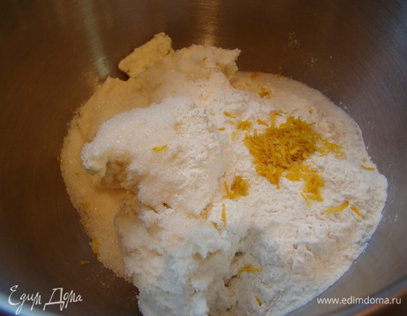 В миксере взбиваем сыр с сахаром, мукой и цедрой
