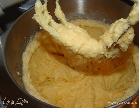 По одному добавляем яйца 