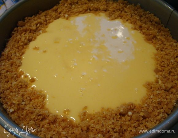 Достаем наш чизкейк, посыпаем отложенной порцией штрейзеля, отправляем в духовку на 40 минут при 150"С. Остудить в духовке, оставить на 4 часа или на ночь в холодильнике. Приятного аппетита!