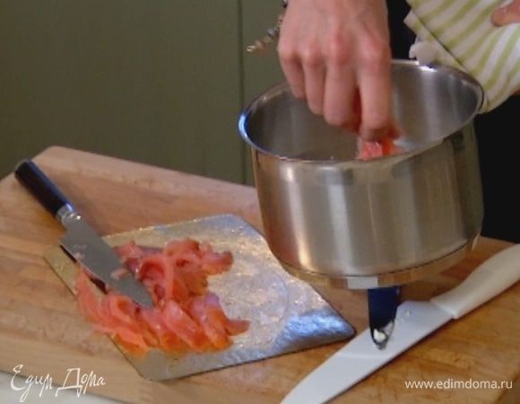 Снять кастрюлю с огня и выложить в горячие сливки семгу.