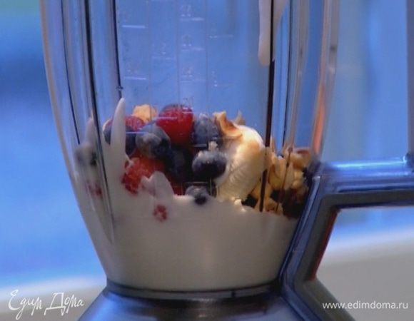 Соединить в блендере банан, йогурт, фундук и ягоды.