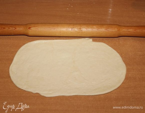 Разделить тесто на 4 части. Каждую раскатать в лепешку.