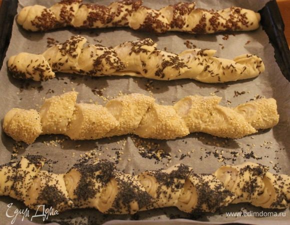 Развернуть лепестки в разные стороны через один.