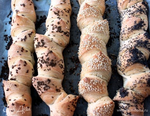 Дать подойти в течение 30 минут. Как только багеты  увеличатся в объеме, противень  поставить в разогретую до 210 градусов духовку. Через 5 минут огонь уменьшить и выпекать до золотистого цвета 10-15 минут.