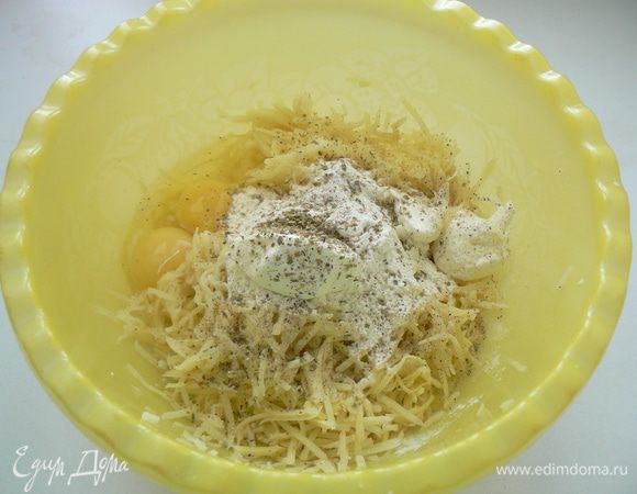 Картофель очистить и натереть на терке. Добавить яйца, сметану, муку, соль, перец и травы.