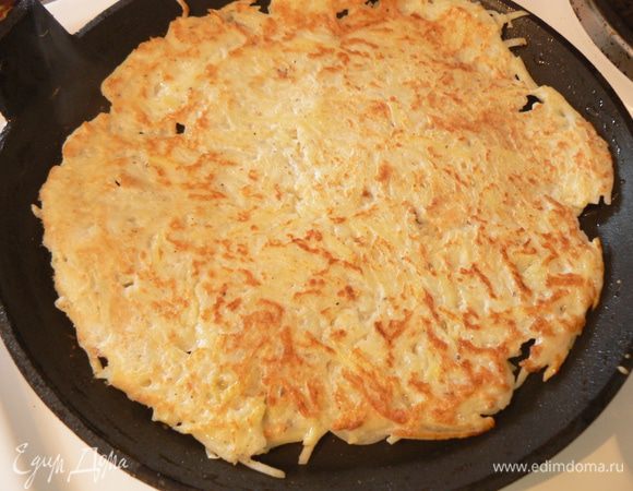 На раскаленную  сковороду с растительным маслом выкладывать тесто тонким слоем и жарить с двух сторон до готовности.