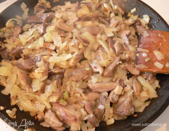 Для начинки обжарить лук и грибы