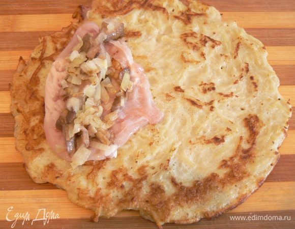 На картофельный драник выложить отбитый кусочек курицы, грибную начинку,