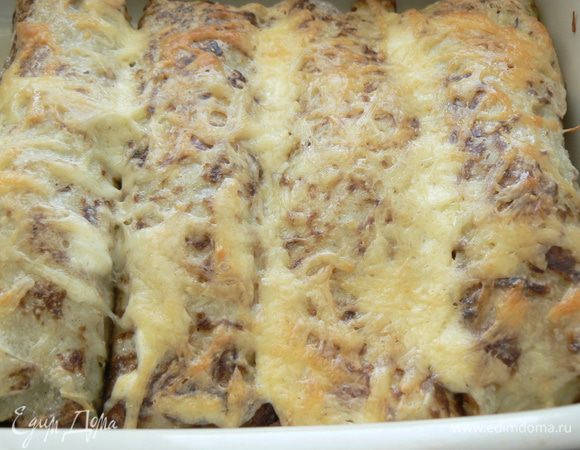 Накрыть фольгой и поставить картофельные рулетики  в разогретую до 200 градусов духовку. Через 15 минут фольгу можно убрать и запекать еще 10-15 минут.