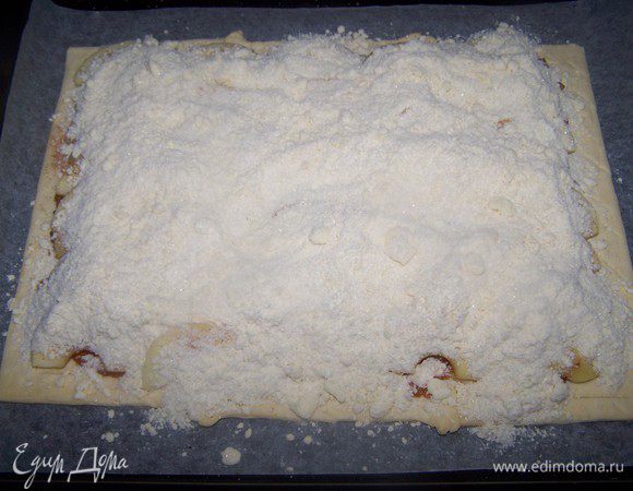 Делаем посыпку. Смешиваем сахар с мукой и пакетиком ванильного сахара. Холодное масло нарезаем кубиками и смешиваем с сухими ингридиентами. Растераем в крошку и засыпаем пирог.

Выпекаем в заранее разогретой духовке до 200*, 40 минут. На средней полке.
(У меня электродуховка).

Остудить пирог на решетке.
