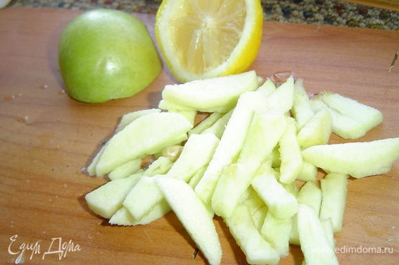 и яблоки,соломкой. Яблоки сбрызгиваем соком лимона,чтобы они не темнели.