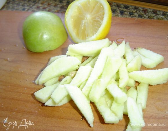 и яблоки,соломкой. Яблоки сбрызгиваем соком лимона,чтобы они не темнели.