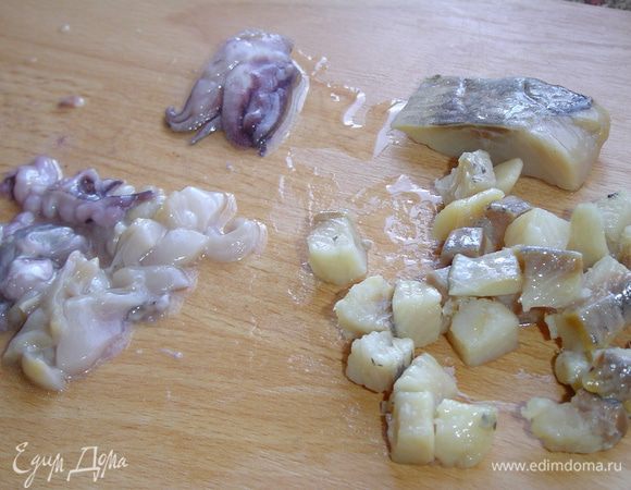 Сельдь и осьминожек нарезаем кубиками.