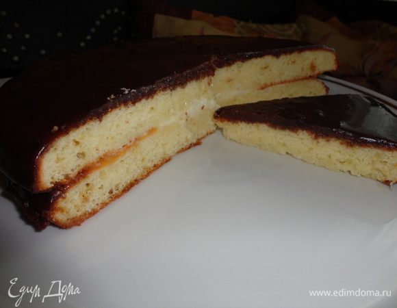 Из яиц, сахара взбиваем пену,  затем добавляем сметану и муку перемешанную с содой (1/3 чайной ложки) все тщательно перемешиваем. Делим на две части, выпекаем при температуре 200 градусов. 

