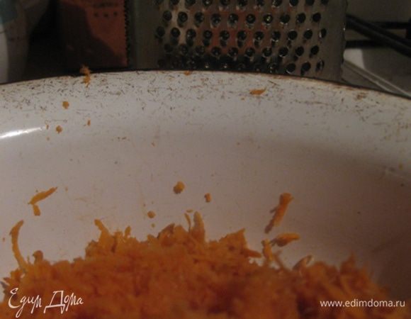 Натрите на мелкой терке морковь или размельчите в комбайне. Банан разомните вилкой или в блендере до состояния пюре. Отдельно
соедините в миске муку, специи, щепотку соли, разрыхлитель,и перемешайте.
