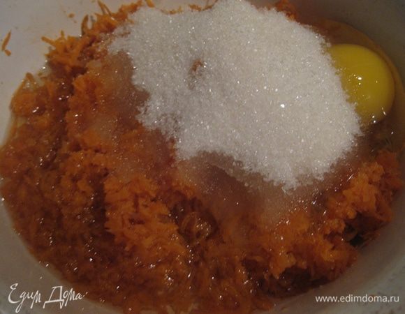 Орехи обжарить с щепоткой соли и очистить. В другой миске соедините морковь, сахар, яйца, растительное масло, грецкие орехи  и хорошо всё перемешайте. 