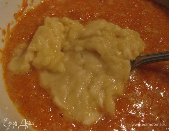 Добавьте в морковную смесь банан.