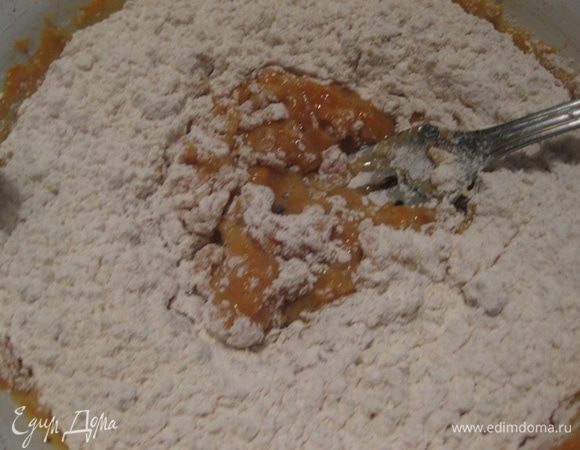 Всыпьте к жидким ингредиентам сухие (мука+специи). Вылейте в форму и пеките при 170 градусах около 1 часа и 15-20 минут.