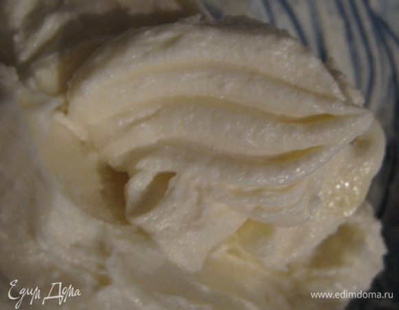 Тем временем делаем крем: для этого 100 г филадельфии смешиваем со 100 г размягченного масла и добавляем сахарную пудру, регулируйте сладость на свой вкус! Крем лучше поставить в холодильник для загустения.