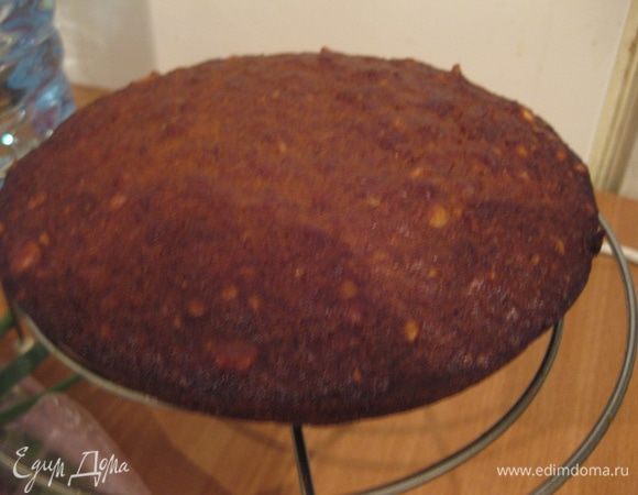 Когда корж испечется положите его на решётку до полного остывания. Потом разрежьте пополам и смажьте кремом. Положите второй корж сверху и смажьте его сверху тоже и по бокам (если останется крем))) лучше всего поставить торт на ночь в холодильник, ну или хотя бы на пару часов.