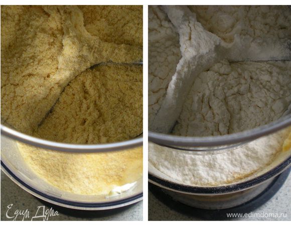 Просеять кукурузную и пшеничную муку. 