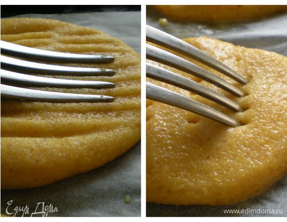 Сформировать печенье, при помощи вилки нанести узоры. 