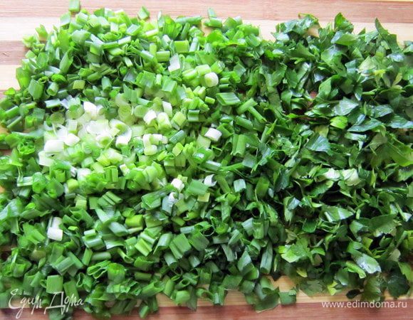 Зелёный лук, петрушку мелко порезать.