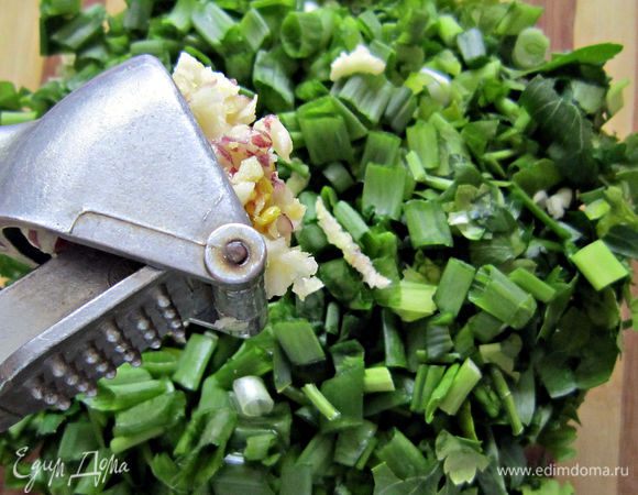 Добавить к зелени измельчённый чеснок.