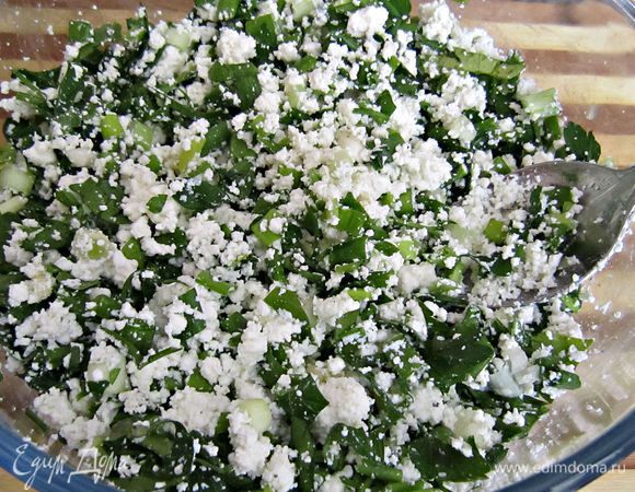 Добавить к зелени творог, посолить, поперчить и хорошо перемешать.
