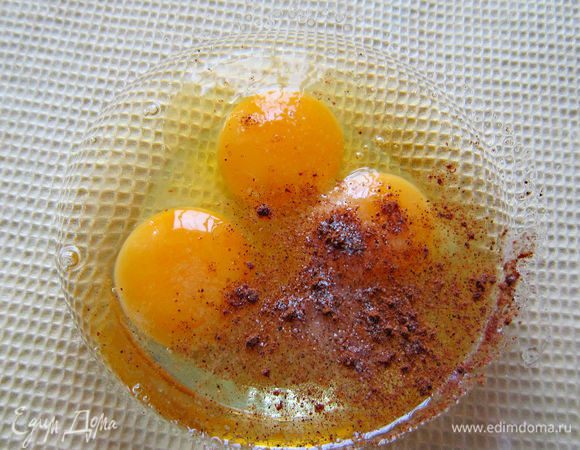 Яйца взбить, добавить соль, перец, щепотку мускатного ореха, щепотку сахара.