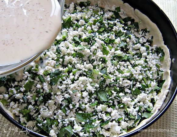 Выложить на тесто начинку и разровнять. Равномерно вылить яичную массу на начинку, загнуть краешки теста внутрь пирога. Выпекать пирог в духовке при 200 гр. около 1 ч.