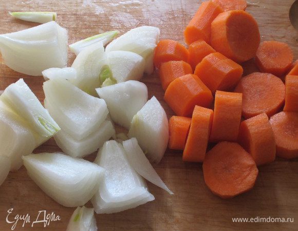 Лук и морковь крупно нарезать.