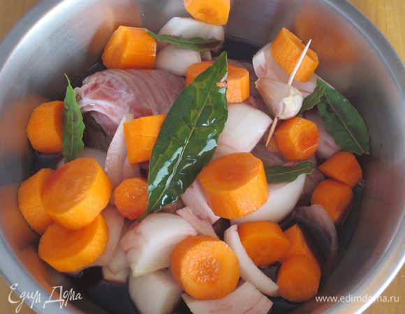 Мясо положить в глубокую миску,добавить лук, морковь, лавровый лист. Влить вино и уксус. Неочищенный чеснок надеть на зубочистку и добавить к мясу. Накрыть пищевой плёнкой и оставить мариноваться не менее чем на 10 часов в прохладном месте (я убрала в холодильник). 