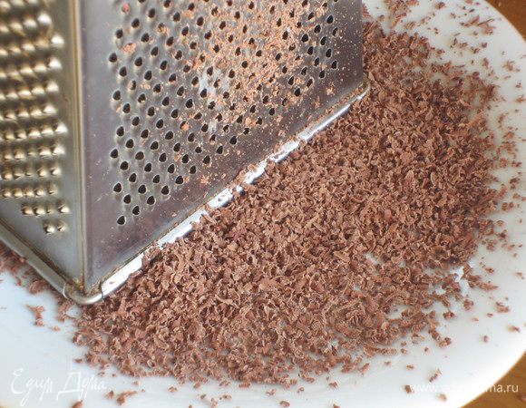 Чеснок вынуть. Картофель нарезать дольками. Измельчить петрушку и тимьян. Шоколад натереть на мелкой тёрке.