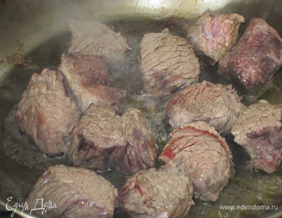 Мясо вынуть из маринада и обжарить на оливковом масле несколько минут.