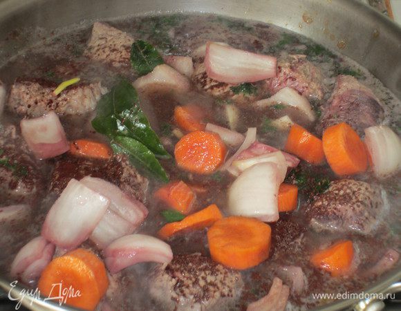 Маринад отфильтровать и влить к мясу.Добавить зелень, бульон, шоколад, посолить, поперчить и тушить на слабом огне 2 часа.