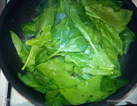 Шпинат потомить 3 минуты на сковороде с добавлением сливочного масла