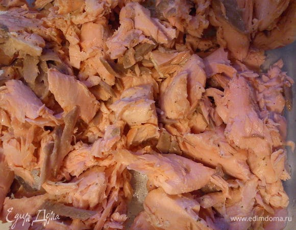 Семгу отварить на пару, остудить и разломать на кусочки