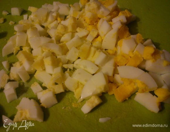 Яйца отварить и нарезать небольшими кубиками
