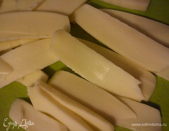 Сыр порезать пластинками