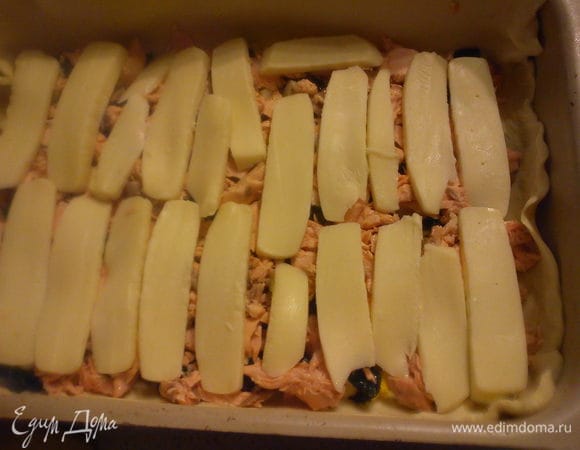 Сверху яиц выложить шпинат, семгу и на семгу разложить моцареллу.