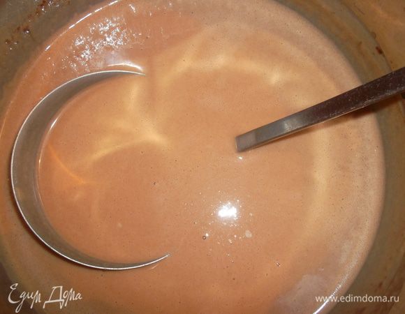 Из вышеуказанных ингредиентов замешиваем "шоколадное" тесто.