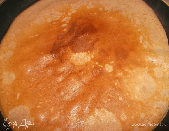 Выпекаем блинчики по 2 мин. с каждой стороны